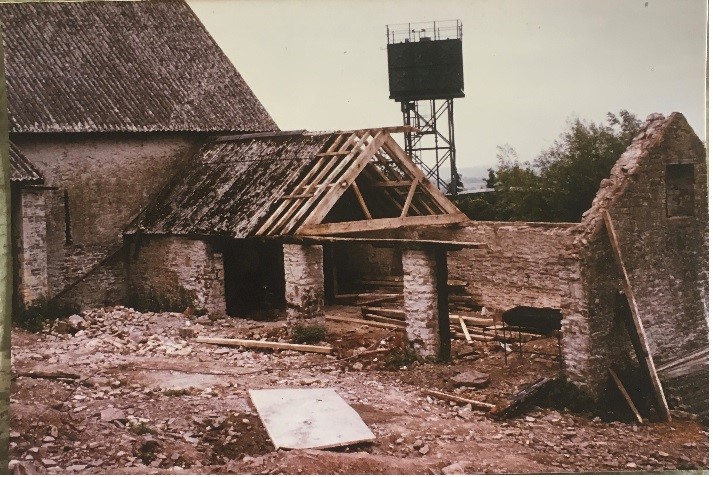 Entrance and toilet block Original